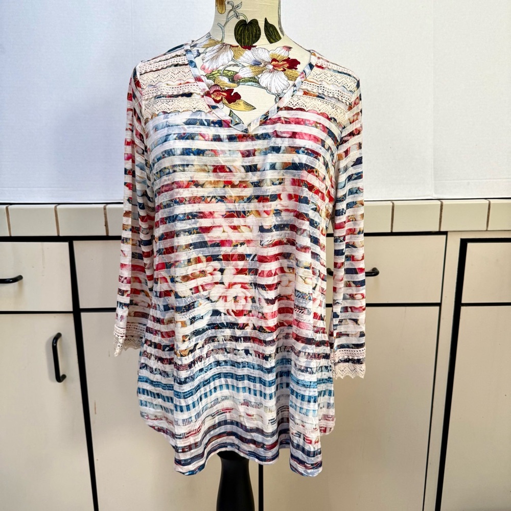STRIPED TOP FLORAL BACKGROUND LACE TRIM YOKE & 3/4 SLEEVES TUNIC SIZE SMALL